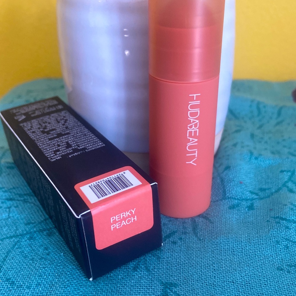 Huda beauty cheeky tint in perky peach